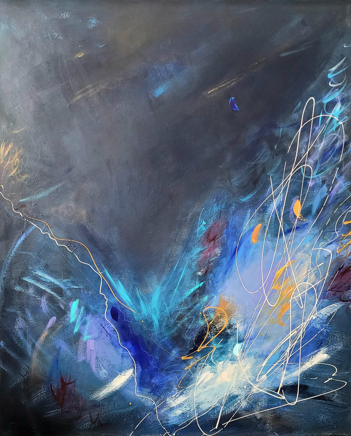 Toile abstraite bleue et noire avec touches de blanc, orange et tracés dynamiques, art contemporain