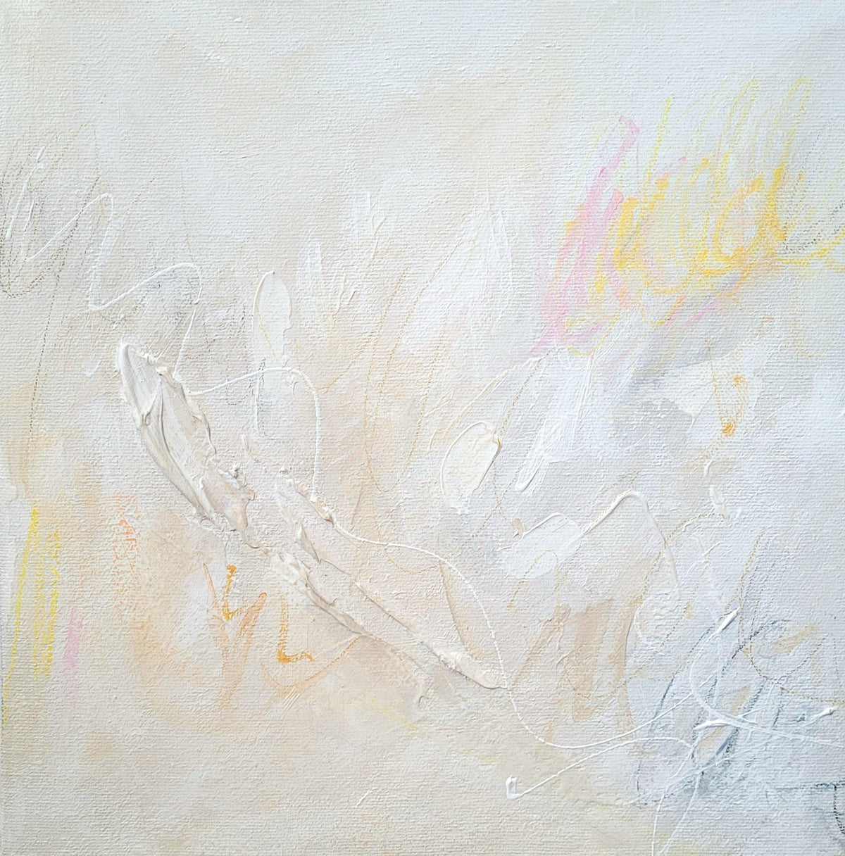Peinture abstraite claire avec textures blanches et touches jaunes et roses pastel.