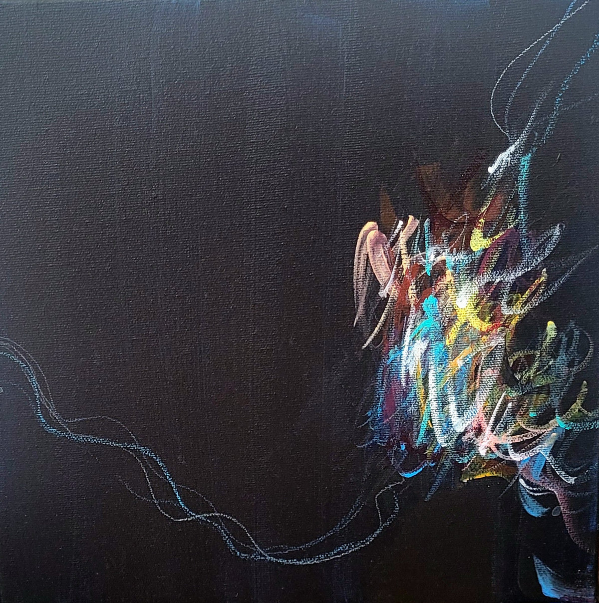 Tableau abstrait sur fond noir avec touches colorées lumineuses et traits dynamiques