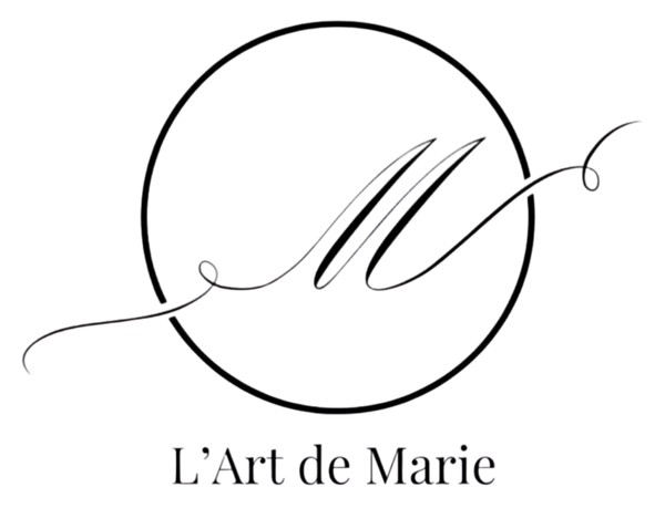 Logo minimaliste avec lettre M stylisée dans un cercle, inscription L’Art de Marie en dessous.