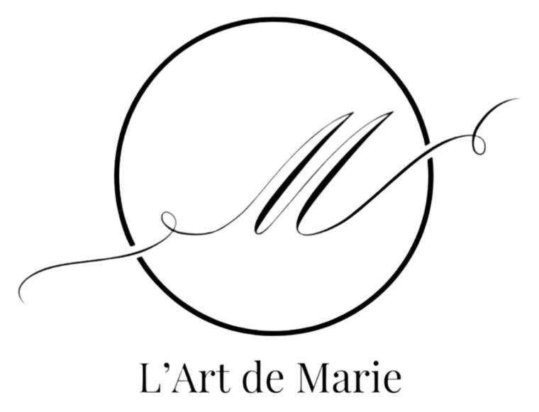 Logo minimaliste avec lettre M stylisée dans un cercle, inscription L’Art de Marie en dessous.